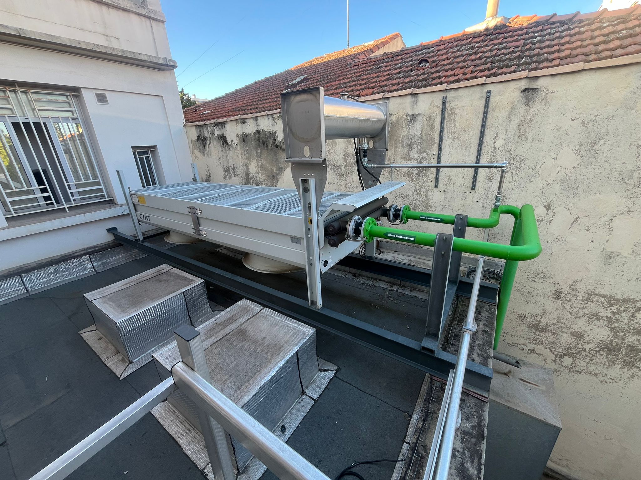 Circuit de refroidissement et aéroréfrigérant en toiture